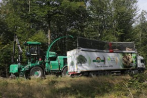 Chargement d'un camion à fond mouvant pour une livraison en direct forêt.
